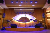 un palco con un grande cerchio al centro di Hotel y Casino del Río - Viedma a Viedma