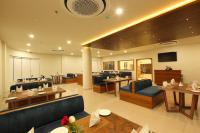 Una televisión o centro de entretenimiento en Sreevalsam Grande