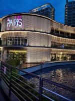 um grande edifício com uma placa na lateral em Metro Manila Cityscape Charm at Azure Urban Resort Paranaque near NAIA Airport em Manilla