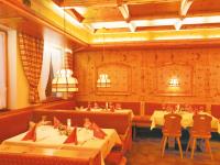 Reštaurácia alebo iné gastronomické zariadenie v ubytovaní Hotel Lammwirt