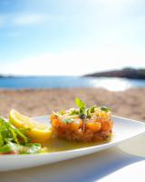une assiette de crevettes avec une salade sur la plage dans l'établissement Les Oliviers de l'Esterel, à Saint-Raphaël