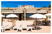 un groupe de chaises et de parasols sur une plage dans l'établissement Les Oliviers de l'Esterel, à Saint-Raphaël