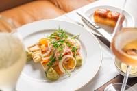 ホテルの敷地内または近くでの食事または食べ物