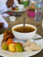 Un tazón de sopa sobre un plato con comida. en Reserva Natural Cañón Seacacar, en Izabal