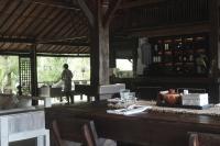 una mesa en una habitación con una persona en el fondo en Lost Paradise Gili, en Gili Trawangan