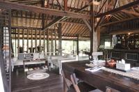 una sala de estar con un sofá y una mesa en Lost Paradise Gili, en Gili Trawangan