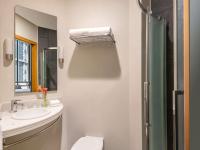 ibis Dohaにあるバスルーム