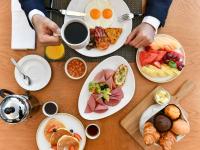 ホテルの敷地内または近くでの食事または食べ物