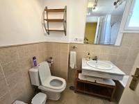 Koupelna v ubytování 3 bedrooms with pool & parking, close to sea and Gibraltar