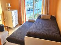 Postel nebo postele na pokoji v ubytování 3 bedrooms with pool & parking, close to sea and Gibraltar