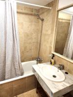 Koupelna v ubytování 3 bedrooms with pool & parking, close to sea and Gibraltar