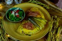 a plate of food with meat and vegetables and a bowl of broccoli at Teutsche Schule in Schleusingen