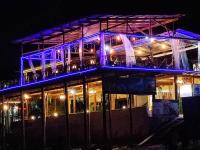 un edificio con luci blu di notte di Blue Tides Hotel a Nungwi