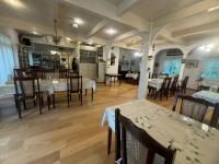 Un restaurante con mesas y sillas y un comedor. en TERUKA白いテラスHakuba, en Hakuba