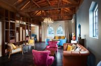 Un lugar para sentarse en Stylish and Snug Studio