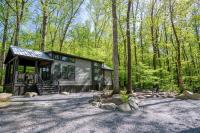 eine Hütte mitten im Wald in der Unterkunft Tiny home Fire Pit Fishing Pond BBQ Sage Cabin in Gatlinburg