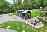 eine kleine Hütte in der Mitte eines Gartens in der Unterkunft Tiny Home Firepit BBQ Fishing Willow Cabin in Gatlinburg