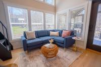 ein blaues Sofa im Wohnzimmer mit Fenstern in der Unterkunft Tiny Home Firepit BBQ Fishing Willow Cabin in Gatlinburg