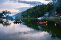 eine Gruppe von Menschen in Booten auf einem See in der Unterkunft Tiny Home Firepit BBQ Fishing Willow Cabin in Gatlinburg