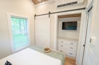 Ein Bett oder Betten in einem Zimmer der Unterkunft Tiny Home Firepit BBQ Fishing Willow Cabin