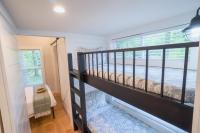 Ein Bett oder Betten in einem Zimmer der Unterkunft Tiny Home Firepit BBQ Fishing Willow Cabin