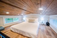 Ein Bett oder Betten in einem Zimmer der Unterkunft Tiny Home Firepit BBQ Fishing Willow Cabin
