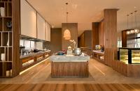 GarduにあるModel J Hotel Jakarta Soekarno - Hatta Airport 曼居酒店 雅加达苏加诺哈达机场店の大きなキッチン(島の真ん中)