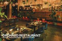 LUXURY Downtown Sunset Getaway - Your Home Away From Home - Fully Stocked Kitchen, Gym, Balcony, FREE PARKING في كالغاري: مطعم به طاولات وكراسي وثريات