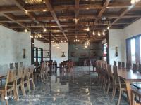 een eetkamer met houten tafels en stoelen bij Cloud Paradise Resort in Lao Cai