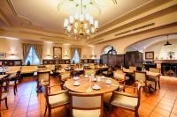 アッシュハイムにあるHotel SchreiberHofのテーブルと椅子とシャンデリアのあるダイニングルーム