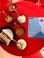 Jídlo v hostelu nebo okolí