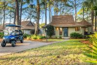 einem Golfwagen, der vor einem Haus parkt in der Unterkunft Fairways 228 &quot;Bluegrass Bungalow&quot; in Destin