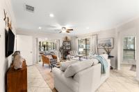 ein Wohnzimmer mit Couch und Fernseher in der Unterkunft Fairways 228 &quot;Bluegrass Bungalow&quot; in Destin