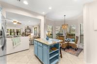 eine Küche und ein Wohnzimmer mit einer blauen Insel in der Unterkunft Fairways 228 &quot;Bluegrass Bungalow&quot; in Destin