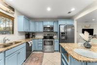 eine blaue Küche mit Küchengeräten aus Edelstahl und blauen Schränken in der Unterkunft Fairways 228 &quot;Bluegrass Bungalow&quot; in Destin
