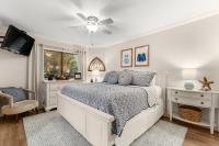 Ein Bett oder Betten in einem Zimmer der Unterkunft Fairways 228 &quot;Bluegrass Bungalow&quot;