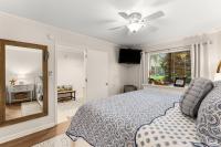 Ein Bett oder Betten in einem Zimmer der Unterkunft Fairways 228 &quot;Bluegrass Bungalow&quot;