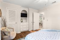 Ein Bett oder Betten in einem Zimmer der Unterkunft Fairways 228 &quot;Bluegrass Bungalow&quot;
