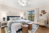 Ein Bett oder Betten in einem Zimmer der Unterkunft Fairways 228 &quot;Bluegrass Bungalow&quot;