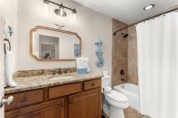 Ein Badezimmer in der Unterkunft Fairways 228 &quot;Bluegrass Bungalow&quot;