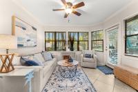 Ein Sitzbereich in der Unterkunft Fairways 228 &quot;Bluegrass Bungalow&quot;