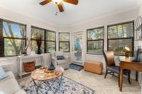 Ein Sitzbereich in der Unterkunft Fairways 228 &quot;Bluegrass Bungalow&quot;
