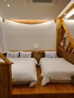 2 Einzelbetten in einem Zimmer mit einer Treppe in der Unterkunft Hanok stay Mokhyang in Gyeongju