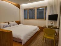ein Schlafzimmer mit einem Bett und einem Tisch und einem Fernseher in der Unterkunft Hanok stay Mokhyang in Gyeongju