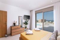 Televízia a/alebo spoločenská miestnosť v ubytovaní 3 Muses Luxury Villas