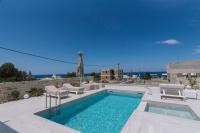 Bazén v ubytovaní 3 Muses Luxury Villas alebo v jeho blízkosti