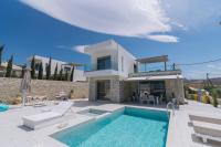 Bazén v ubytovaní 3 Muses Luxury Villas alebo v jeho blízkosti