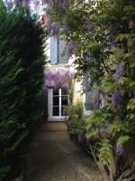a house with purple wisteria on the side of it at Chambre d&#39;Hôtes La Villa Molina in Besançon