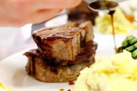 een persoon die een stuk chocoladedessert op een bord eet bij Invergarry Hotel in Invergarry