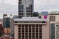 un edificio con un logo encima de él en una ciudad en Coast Seattle Downtown Hotel by APA, en Seattle